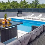 Amazing Home In Kraljevica Casa vacanze *