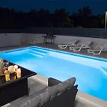 Amazing Home In Kraljevica בית נופש