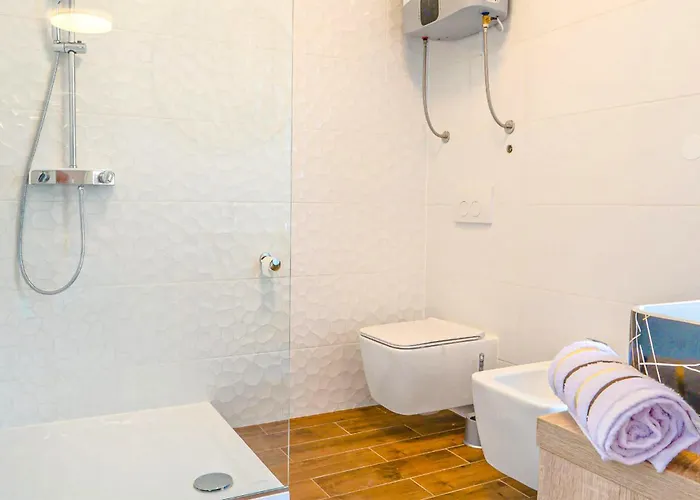 Feriehus Lovely Home In Kraljevica With Kitchen *
